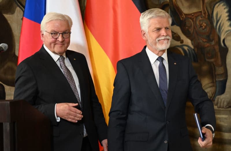 Německý prezident Frank-Walter Steinmeier (vlevo) a český prezident Petr Pavel přijíždějí na tiskovou konferenci po setkání na Pražském hradě.  U příležitosti cesty je vstup České republiky do Evropské unie před 20 lety.  Britta Pedersen / Německá tisková agentura