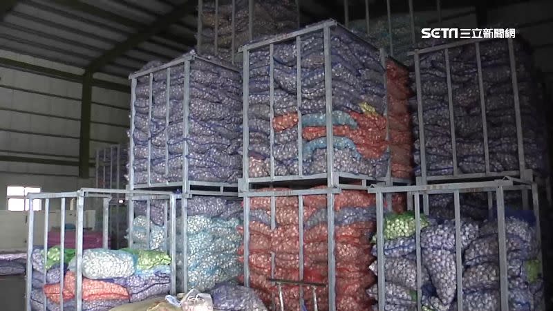雲林一名林姓蒜商倉庫放了150噸蒜頭，遭質疑涉及操控蒜價。