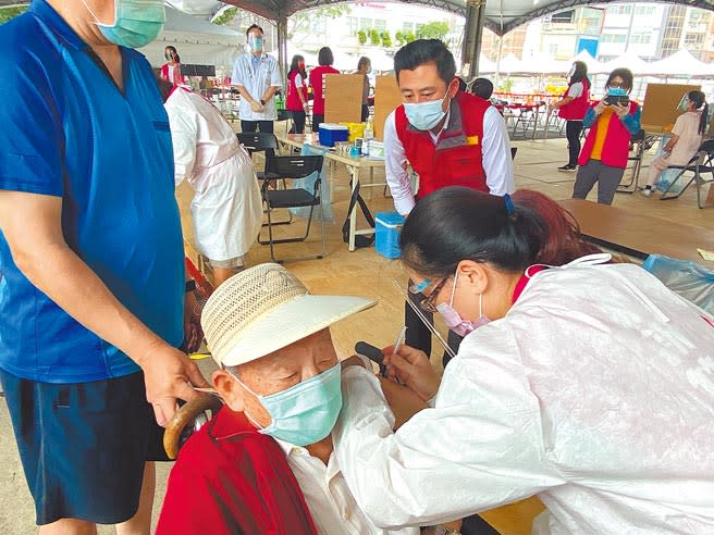 依中央統計資料顯示，新竹市65歲以上人口有3萬7533人接種，換算接種率達59.62％，為台灣本島接種率最高。（陳育賢攝）
