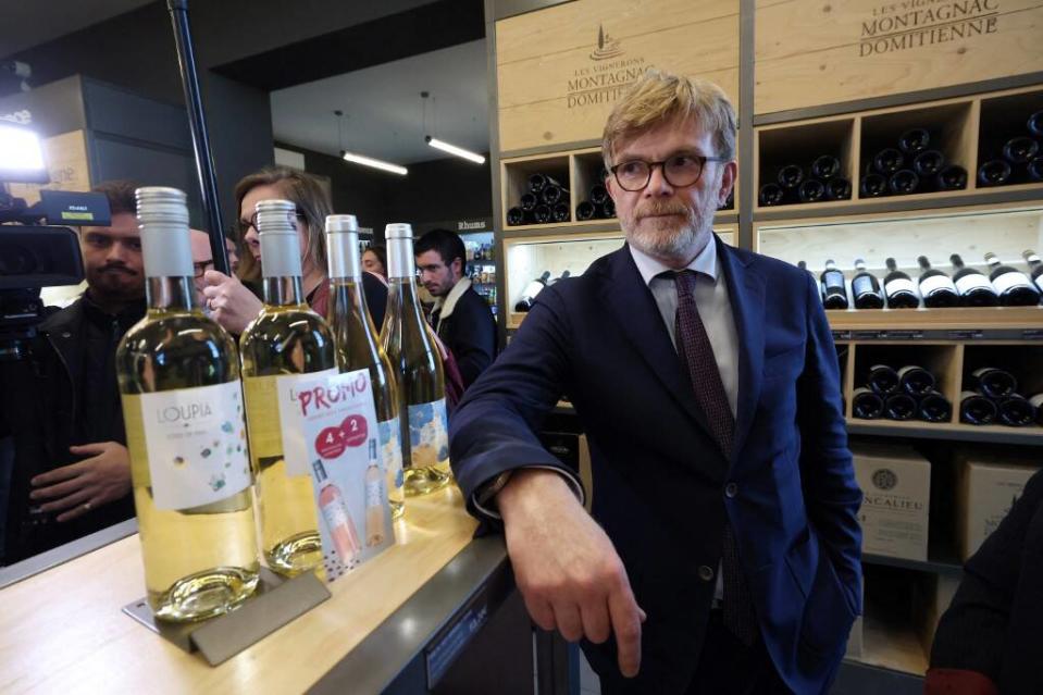 Marc Fesneau, ministre de l’Agriculture, le 1er février lors d’une visite de cave dans le Cournonse en Occitanie pour annoncer des mesures de soutien au secteur viticoles.