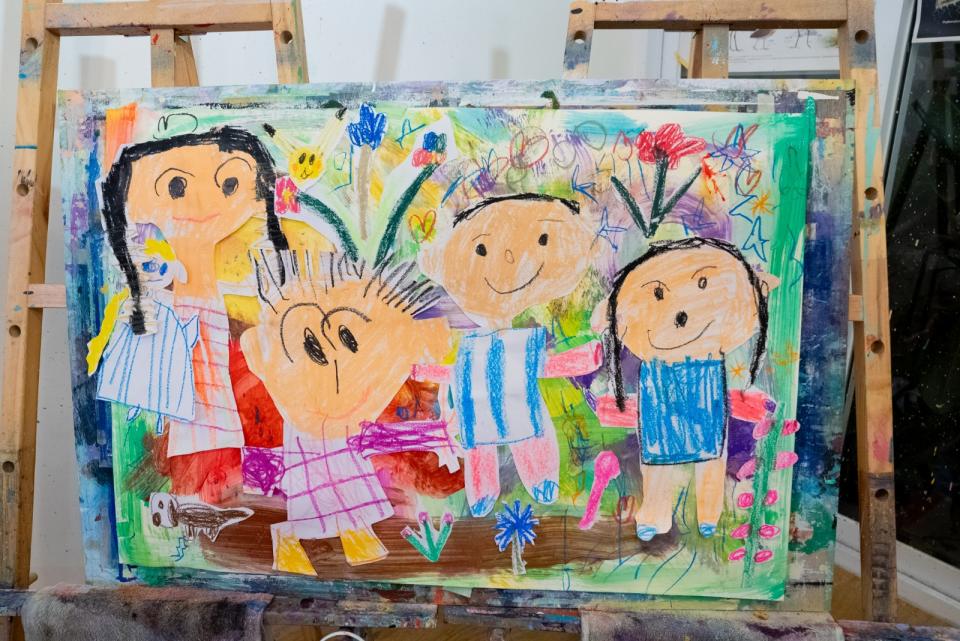 〈一家人相親相愛〉MV中的全家福，是林宥嘉兒女親手繪製。華研國際提供