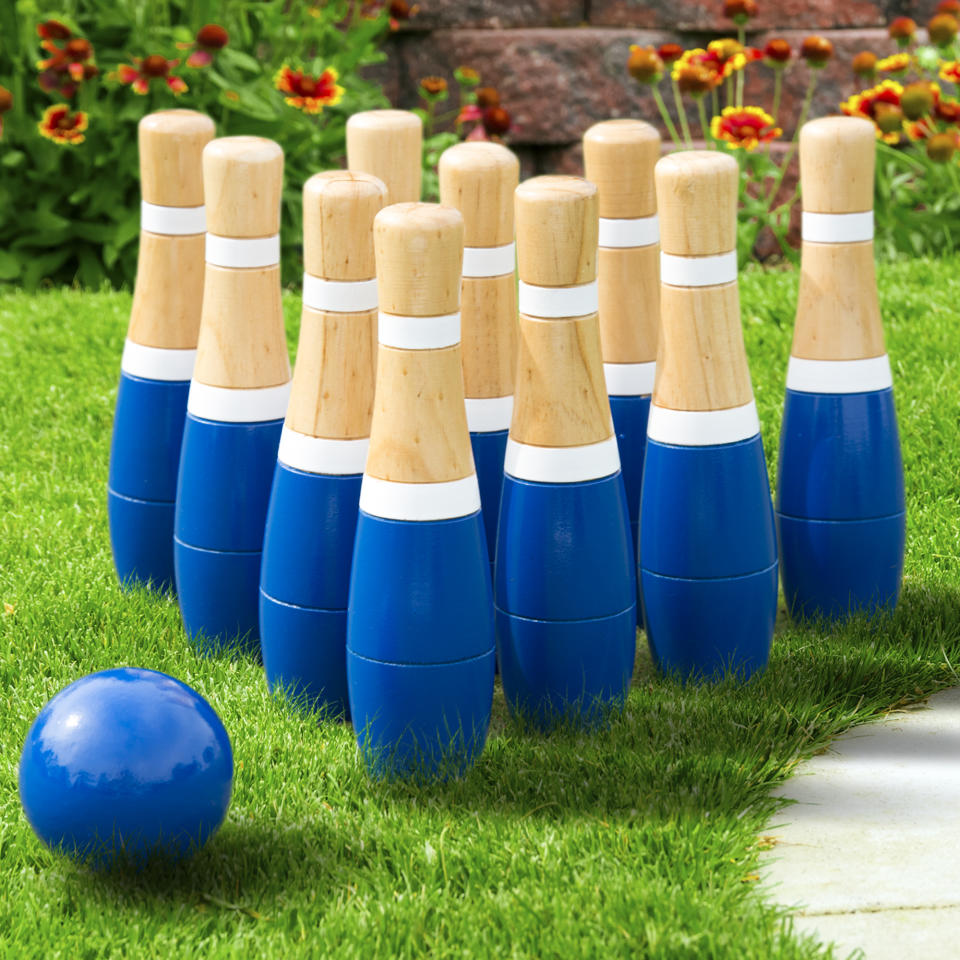 Hey! Play! Wooden Lawn Bowling Set (Amazon / Amazon)