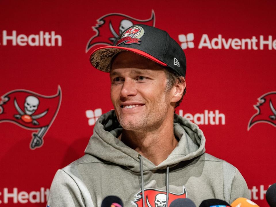 Tom Brady während der Pressekonferenz auf dem Jugend-Campus des FC Bayern. (Bild: S. Mellar/FC Bayern via Getty Images)