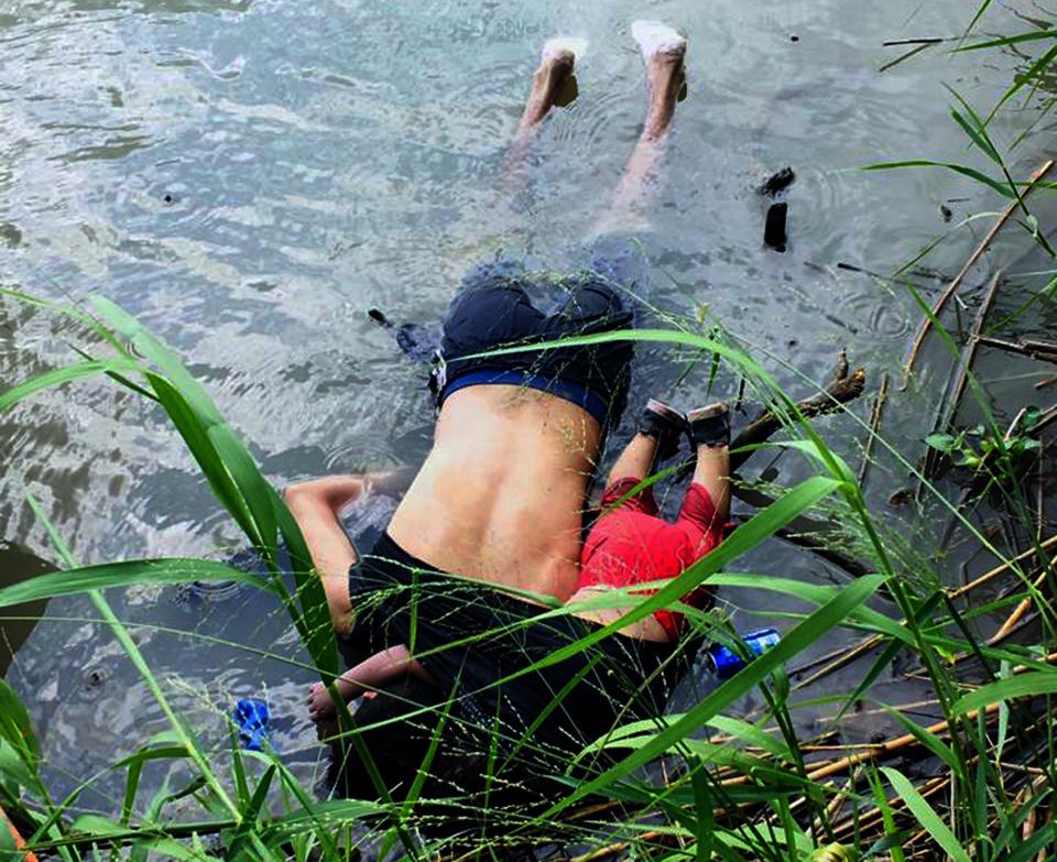 La imagen de Oscar Martínez Ramírez y su hija Valeria ahogados en el Río Bravo al tratar de cruzar a de México a EEUU ha impresionado a escala global. Un ejemplo desolador de la crisis humanitaria que sufren los migrantes en la fronter entre esos países. (Julia Le Duc/AFP/Getty Images)