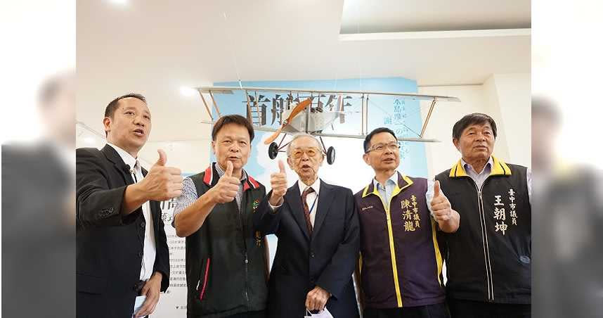台灣第一位飛行員謝文達的獨子91歲謝東漢（中）受邀參加「豐原飛嚮曲」紀念活動。（圖／王文吉攝）