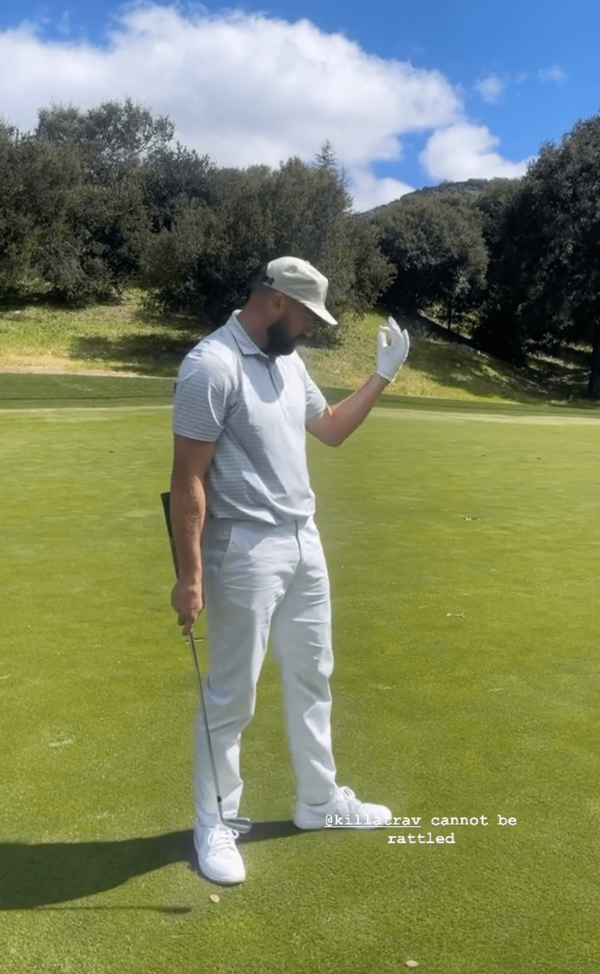 travis kelce dances to taylor swifts bad blood at golf