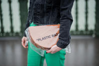 <p><span>Bei dieser Clutch ist neben dem Kunststoff-Überzug ganz klar die große Aufschrift ein Hingucker: In Großbuchstaben steht auf der Off-White-Bag “Plastic Bag”, was auf Deutsch “Plastiktüte” heißt. (Bild-Copyright: Getty Images)</span> </p>