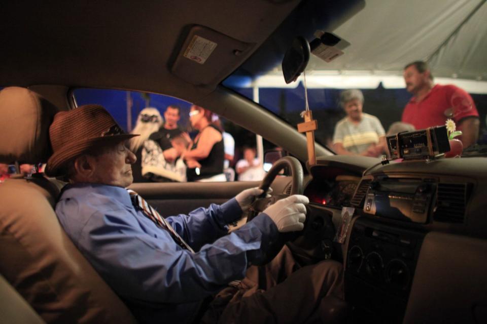 El cuerpo de Víctor Pérez Cardona, de 73 años, fue velado en el interior del taxi que conducía (Foto: Ricardo Arduengo / AP Photo).