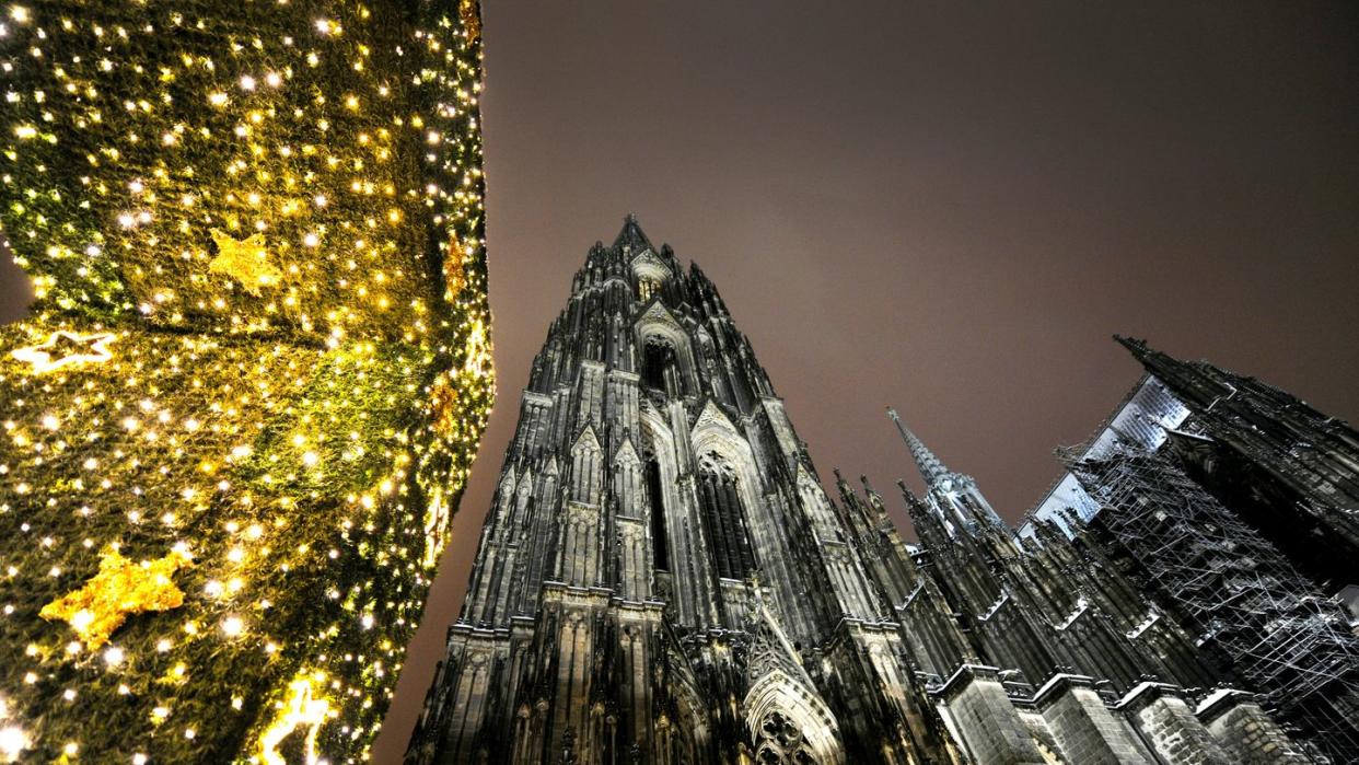 Hell erstrahlt der Dom zur Mitternachtsmette am Heiligabend. Je näher der Termin rückt, desto mehr Weihnachtsgottesdienste werden gestrichen.