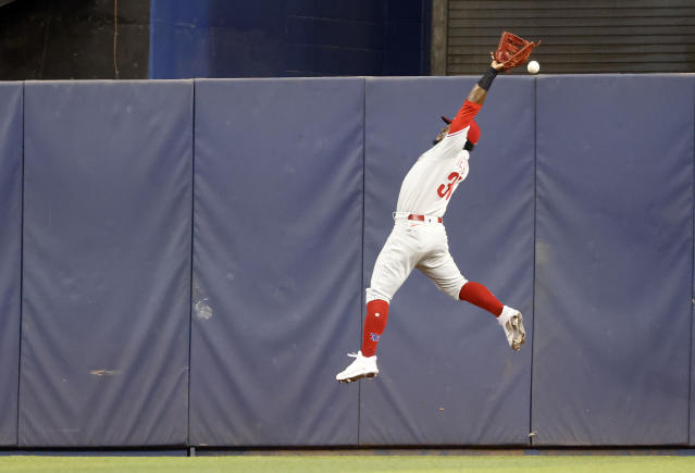 Hoskins' RBI in 9th rallies Phillies past Marlins 3-2