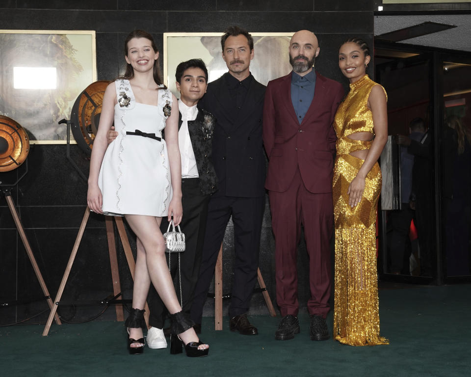 Ever Anderson, Alexander Molony, Jude Law, el director David Lowery y Yara Shahidi en la premiere de 'Peter Pan and Wendy' en Londres. (Scott Garfitt/Invision/AP)