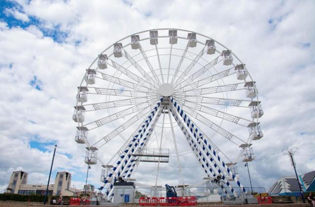 Felixstowe's big wheel erected on promenade - BBC News