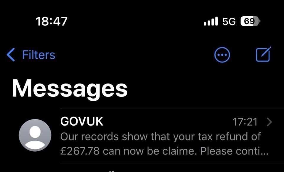 The scam message appears to come from a government account (Yahoo News) 