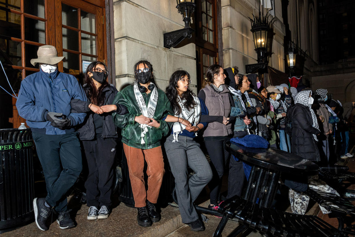 Demonstrators link arms. (Alex Kent / Getty Images)