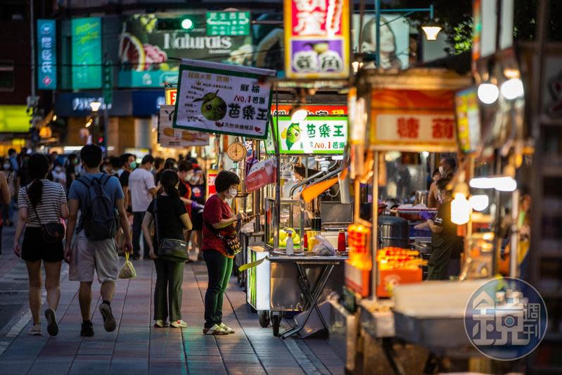 不少日本人喜歡來台灣旅遊逛夜市。（本刊資料照）