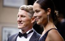 Vor dem Fußballtor machen bisweilen ein paar Zentimeter den Unterschied aus. Bei diesem Sport-Traumpaar nicht: Fußball-Legende Bastian Schweinsteiger und seine Frau Ana Invanovic sind fast gleichgroß. Der Ex-Nationalspieler misst 183 cm, die Ex-Tennisspielerin 184. Seit 2014 kann nichts die beiden trennen. Auch nicht der eine Zentimeter. (Bild: 2018 Getty Images/Sebastian Reuter)