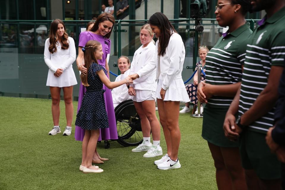 Princess Kate appears at Wimbledon tennis match!She looks good and remains elegant. The purple dress and handbag she wears are also from British brands.