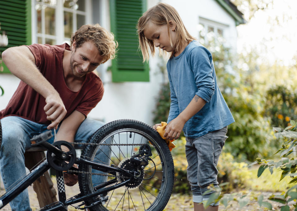 Wenn im Frühjahr die Radsaison startet, sollte einmal alles gecheckt werden: Kette ölen, Radl putzen, Reifendruck optimieren. (Bild: Getty Images)