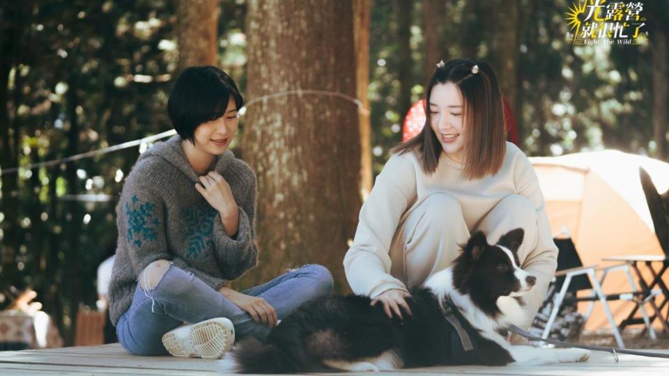 江宜蓉、郭雪芙與李李仁愛犬互動。（圖／TVBS）