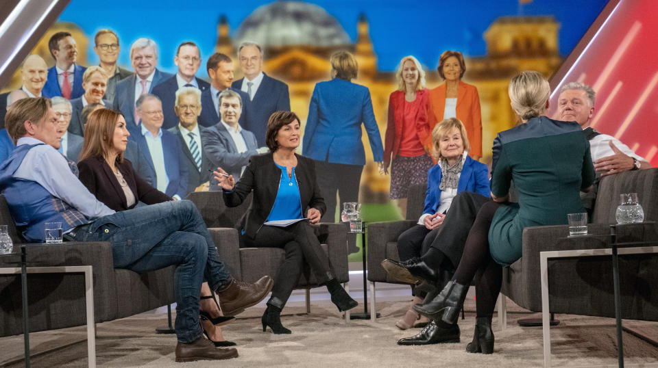 Zu Gast bei Sandra Maischberger waren Hajo Schumacher (Journalist), Judith Williams (Unternehmerin), Ursula Engelen-Kefer (ehem. Gewerkschafterin), Reinhard Sprenger (Unternehmensberater) und Katharina Schulze (B’90/Grüne, Fraktionsvors. Bayern) (Bild: WDR/Max Kohr)