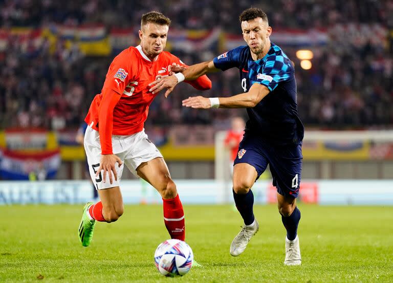 El austriaco Stefan Posch y la lucha por el balón con el croata Ivan Perisic, en un Austria vs. Croacia por la Liga de Naciones de la UEFA 