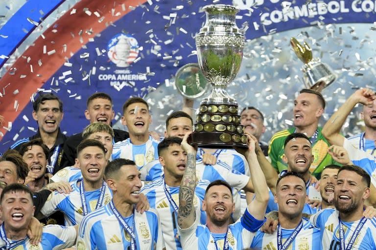 Pese a la lesión que lo obligó a salir reemplazado, Messi cerró la noche feliz, levantando otra vez la Copa América