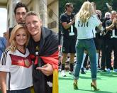 <p>Helene Fischer ließ sich nach dem WM-Sieg 2014 für ihren Auftritt am Brandenburger Tor extra ein Trikot anfertigen: Dazu wurde ein reguläres Fußball-Shirt abgeschnitten und umgenäht – fertig war das Bauchfrei-Top im Fan-Look. (Bild: Getty Images)</p>