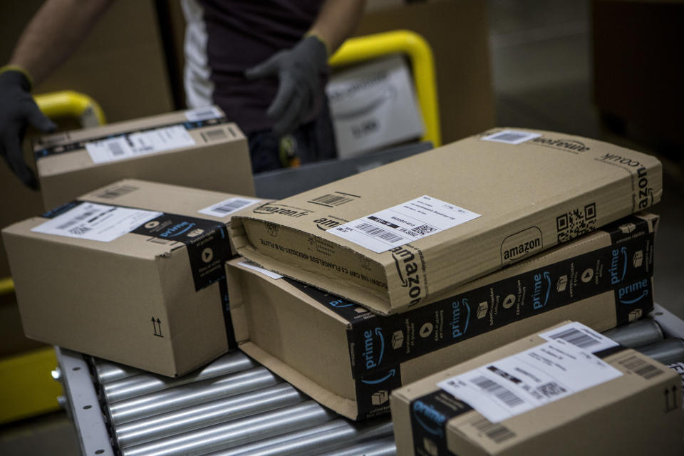 Manchmal bekommen Kunden Retouren-Waren von Amazon geschenkt. (Bild: Getty Images)