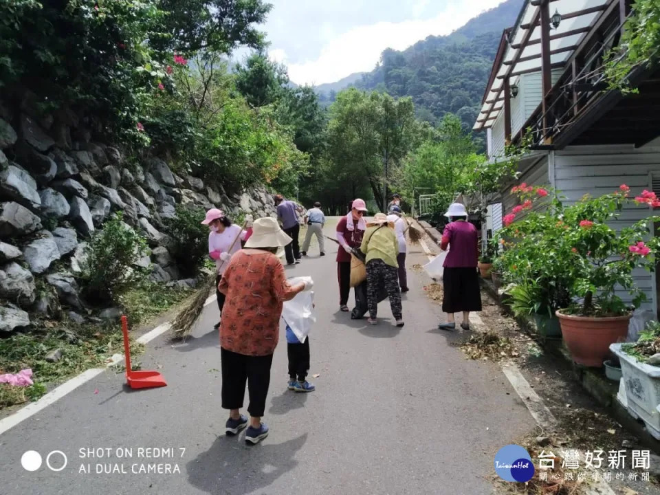 松鶴部落上百居民響應淨街活動，沿馬路邊收拾樹葉、樹枝、水瓶、鐵罐等。