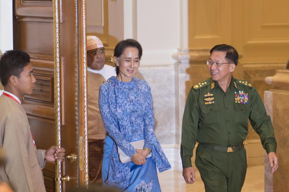 <p>Aung San Suu Kyi ist eine Politikerin aus Myanmar und setzte sich jahrelang dafür ein, dass ihre Heimat gewaltfrei demokratisiert wird. Wegen ihres enormen Einsatzes gegen Unterdrückung und soziale Ungerechtigkeit wird die birmanische Politikerin oft in einem Atemzug mit Mahatma Gandhi, Nelson Mandela und Martin Luther King jr. genannt. 1991 wurde sie mit dem Friedensnobelpreis ausgezeichnet. (Bild: AP Photo) </p>