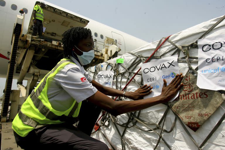 Un cargamento de vacunas contra el coronavirus de la iniciativa Covax llega a Abiyán, en Costa de Marfil