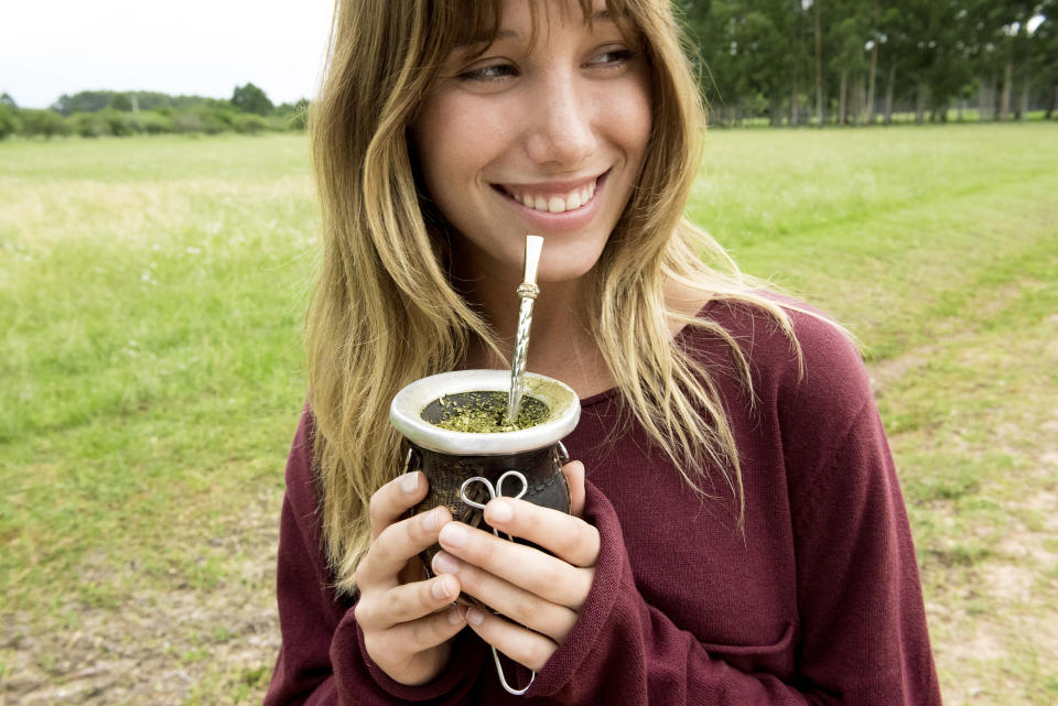 El mate hoy en día adquiere renovado interés entre los jóvenes latinos por sus muchos beneficios. (Getty Creative)