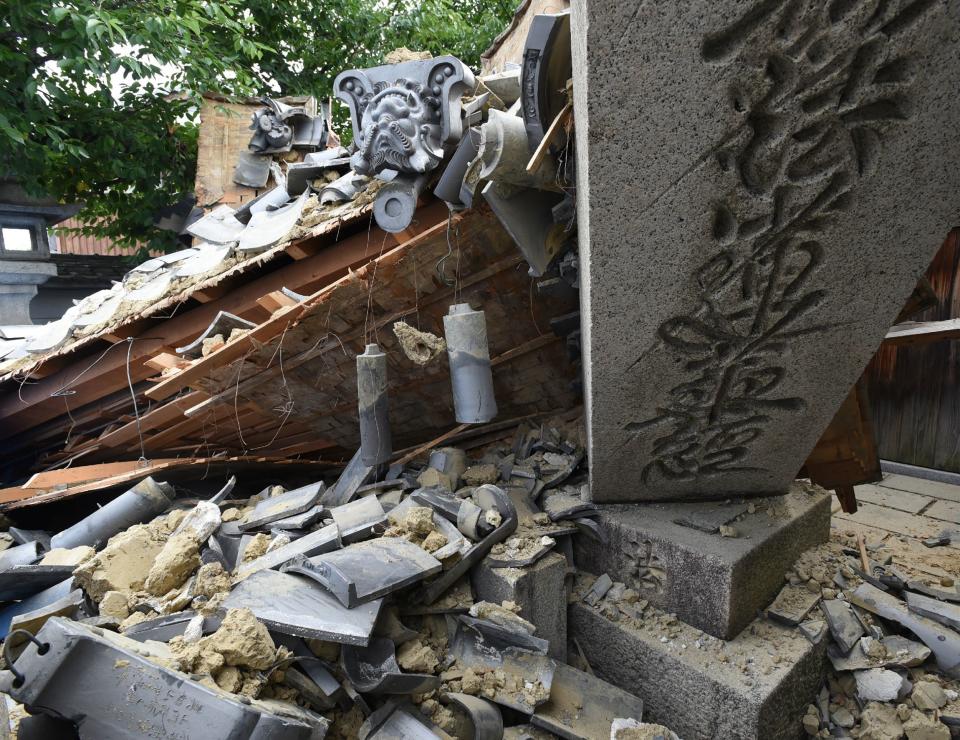 <p>This picture shows a collapsed house following an earthquake in Ibaraki City, north of Osaka prefecture on June 18, 2018. (Photo: STR/AFP/Getty Images) </p>