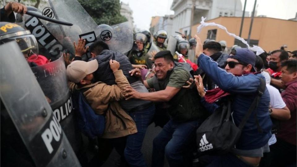 Manifestantes se enfrentan con policías