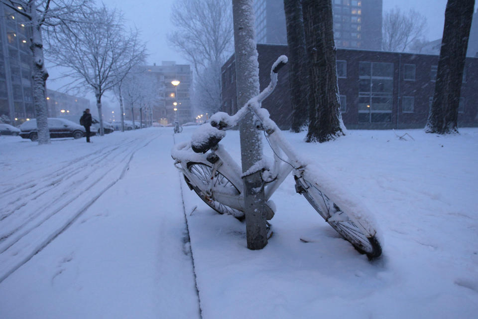 A street view on the outskirts during heavy snowfall on December 11, 2017 in Amsterdam,Netherlands. The Dutch weather bureau issued a code red weather warning for many places in the Netherlands. (Photo by Paulo Amorim/Sipa USA)