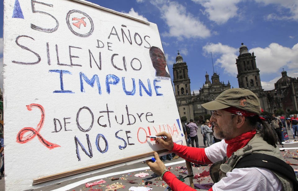 MEX33. CIUDAD DE MÉXICO (MÉXICO), 02/10/2018.- Un hombre escribe un cartel en la Plaza de la Constitución en Ciudad de México (México) hoy, martes 2 de octubre de 2018, durante la conmemoración de los 50 años del movimiento estudiantil y la matanza de Tlatelolco de 1968. El presidente electo de México, Andrés Manuel López Obrador, juró hoy que jamás reprimirá al pueblo mexicano, en el mismo día en que se cumplen 50 años de la matanza del Ejército contra un mitin estudiantil en el barrio Tlatelolco. EFE/Mario Guzmán