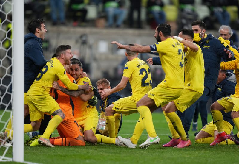 Los jugadores del Villarreal celebran tras ganar la Europa League tras derrotar por tiros penales al Manchester United, en el Polsat Plus Arena Gdansk, Gdansk, Polonia