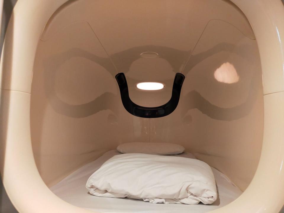 capsule hotel pod