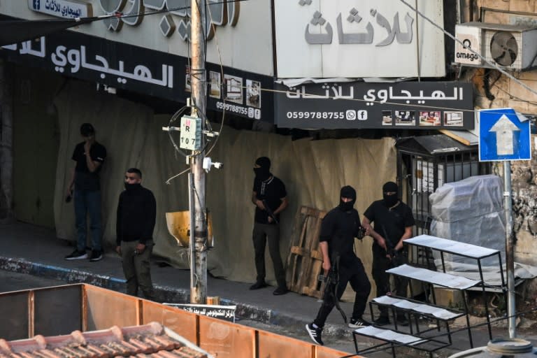 Palestinian militants take position to resist a deadly two-day Israeli raid on Jenin (RONALDO SCHEMIDT)