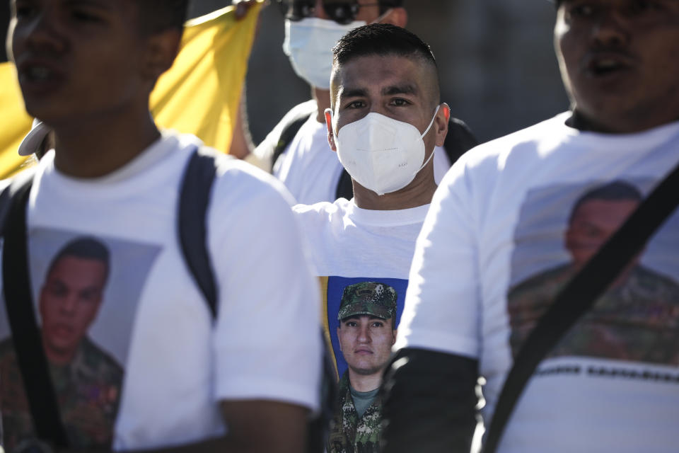 Los familiares de colombianos encarcelados en Haití por su presunta participación en el asesinato del presidente haitiano Jovenel Moise hace un año, protestan por sus detenciones en Bogotá, Colombia, el jueves 7 de julio de 2022. Los familiares exigen un proceso judicial justo y una mejora en las condiciones carcelarias. (AP Foto/Iván Valencia)