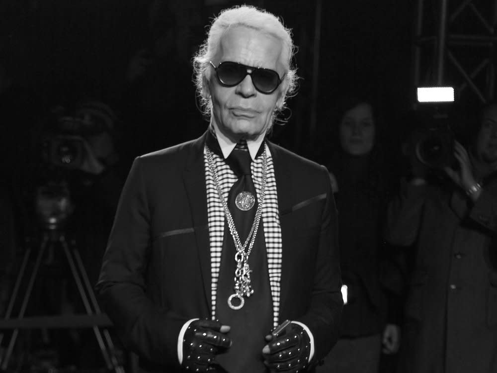 Mit Zopf, Sonnenbrille und Handschuhen: So und nicht anders kannte man Karl Lagerfeld. (Bild: FashionStock.com/Shutterstock.com)