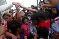 <p>Central American migrants, part of a caravan trying to reach the U.S., receive documents as they wait to apply for asylum in Mexico at a checkpoint in Ciudad Hidalgo, Mexico, Oct. 20, 2018. (Photo: Edgard Garrido/Reuters) </p>