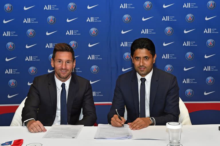 Lionel Messi firma su contrato de 2 años con el presidente Nasser Al Khelaifi del PSG; fue una de las transferencias del año