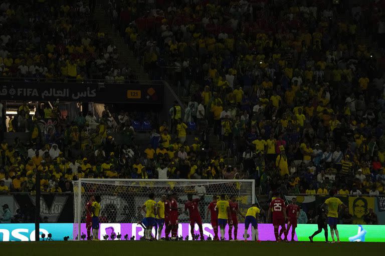 Las luces de estadio 974 se apagan durante un momento del partido del Grupo G del Mundial entre Brasil y Suiza, en Doha, Qatar, el 28 de noviembre de 2022. (AP Foto/Ariel Schalit)