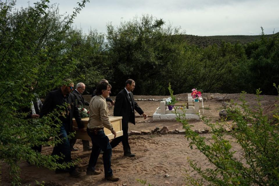 Justin Ray, a brother of Dawna Langford, and David Langford, her husband, carry her coffin. Two of Dawna's children, Trevor and Rogan, were killed in the attack. | César Rodríguez—El País