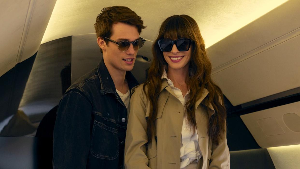 Nicholas Galitzine and Anne Hathaway in The Idea of You. 