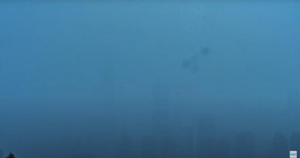 上午台北101大樓天氣晴朗，但下午受到降雨影響101大樓一度被被籠罩在雨中，幾乎完全消失在鏡頭前。（圖／翻攝自象山看台北-4K即時影像）