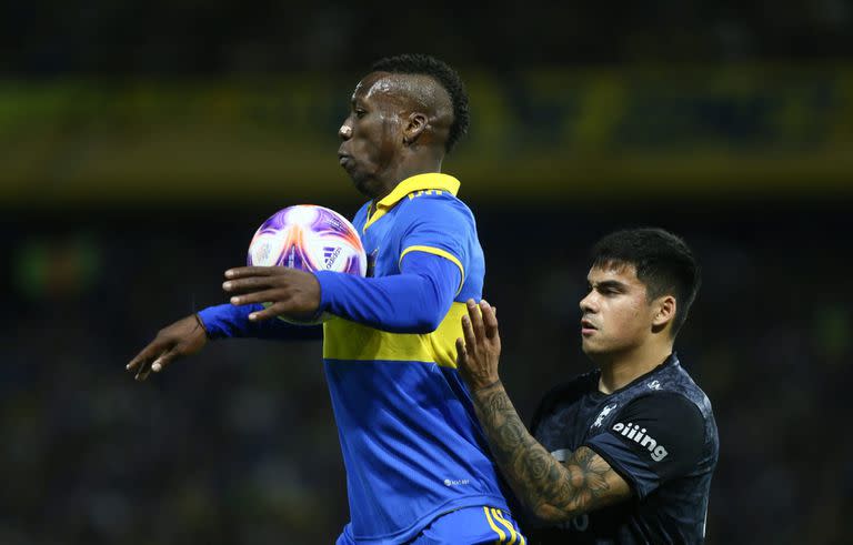 Luis Advíncula, una de las figuras en el triunfo de Boca sobre Belgrano; Ibacache intenta marcarlo