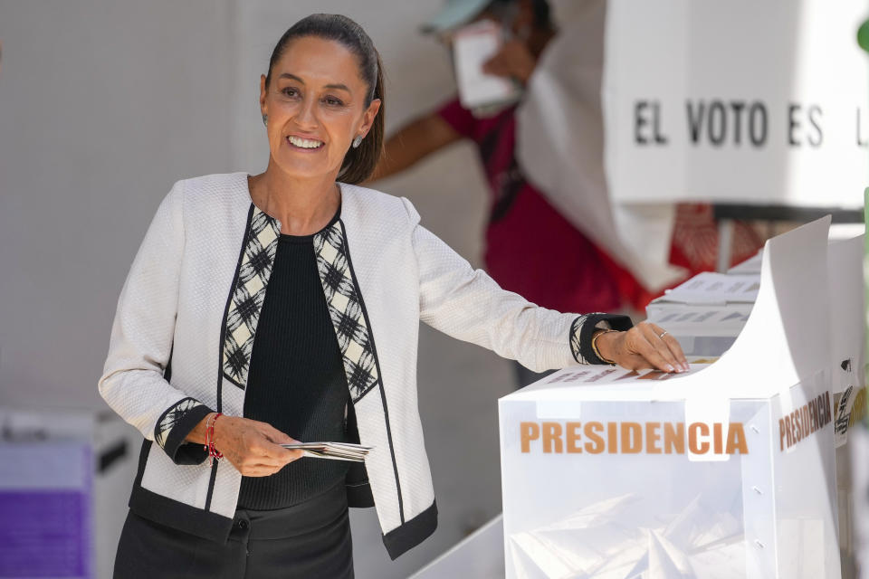 La candidata presidencial del partido gobernante, Claudia Sheinbaum, vota para presidente durante las elecciones generales en la Ciudad de México, el domingo 2 de junio de 2024. (AP foto/MatÍas Delacroix)