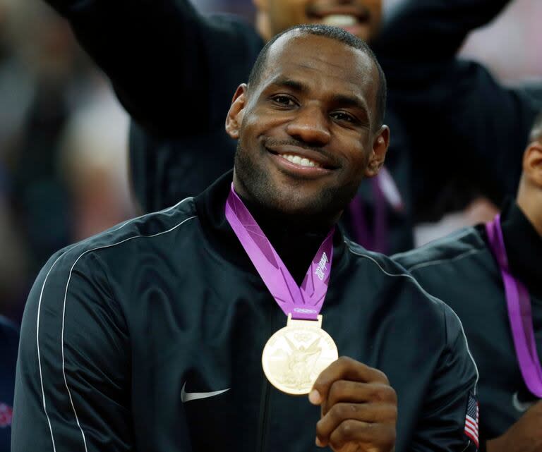 ARCHIVO - LeBron James celebra con la medalla de oro tras la victoria de Estados Unidos ante España en la final del básquetbol en los Juegos Olímpicos de Londres, el 12 de agosto de 2012